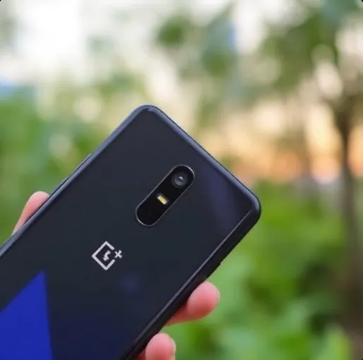 OnePlus Ace 6 Ultra gaming smartphone with 165Hz AMOLED display, Dimensity 9500 chipset, and 8000mAh battery launched in 2026.